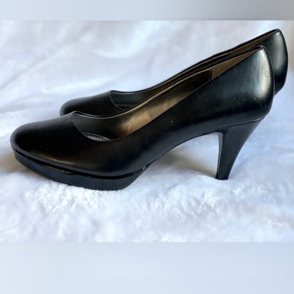 PRICE DROPPED!! Bandolino Black Leather Pumps size 7.5M